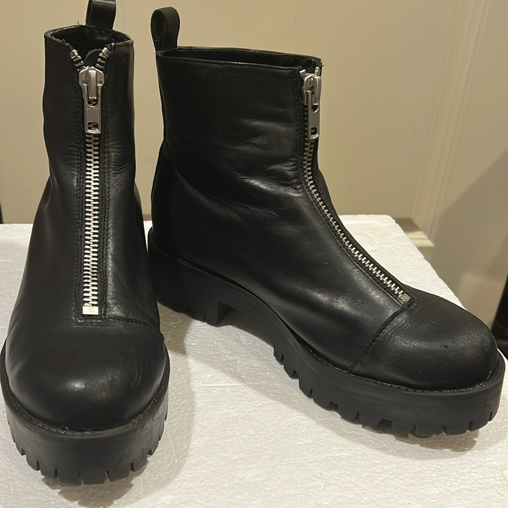 Urban Outfitters faux leather CHUCKY platform front ZipUp ankle boot size 8
